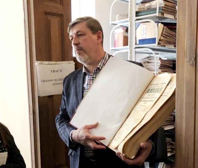 Романишин Юрій, кандидат історичних наук, завідувач відділу періодичних видань  ім. Мар’яна та Іванни Коців ознайомлює медійників з першодруками та рідкісними виданнями, які зберігаються у бібліотец